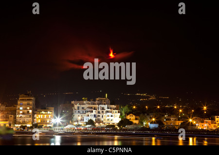 Der Ausbruch des Ätna am 30. Juli 2011, Foto auf die Bucht von Giardini Naxos nahe Taormina, Sizilien. Stockfoto