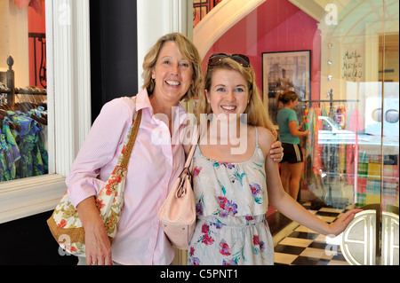 Mutter und Teen Tochter zusammen einkaufen, am Eingang von Lilly Pulitzer Bekleidungsgeschäft in Manhattan, New York City, New York, USA Stockfoto