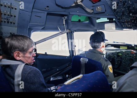 Stephen Hawking und der Pilot in der Kabine des Flugzeugs, das ihn auf eine Reise zur chilenischen Antarktis 1997 brachte Stockfoto