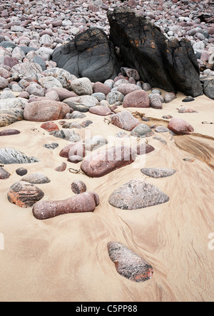 Steinen und Kieseln am Strand von Oldshoremore, Sutherland, Highland, UK. Stockfoto