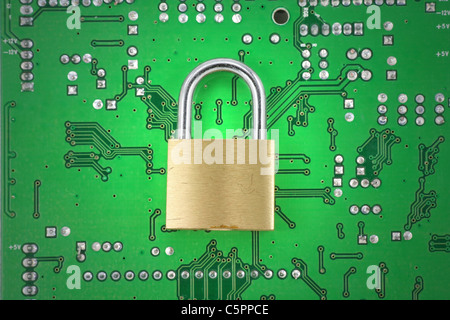 Schloss und Leiterplatte, Konzept der Online-Sicherheit Stockfoto