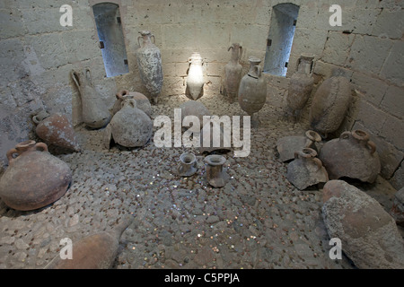 Alten Töpfe schmücken das Innere der römischen, griechischen Schloss Bellver in Palma Mallorca. Stockfoto