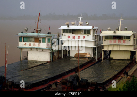 Cargo-Schiffe aus China sind auf dem Mekong in Thailand Chiang Sean festgemacht. Stockfoto