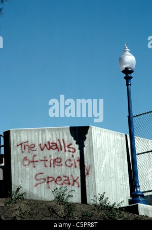 San Francisco, Kalifornien. Poetische politischer Protest Graffiti auf innerstädtischen Betonwand ausspricht. © Bob Kreisel Stockfoto