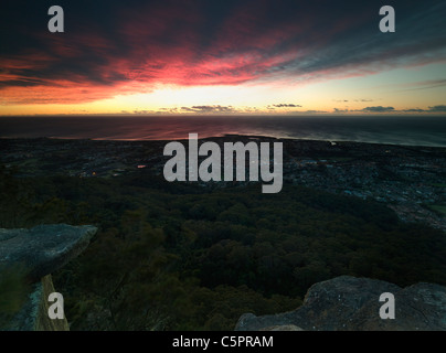 Blick von Zwielicht von Illawarra Escarpment über Wollongong Vororte. Stockfoto