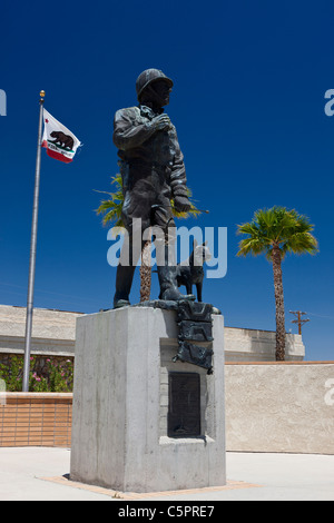 Außenseite des General Patton Memorial Museum, mit Statue von General Patton, Chiriaco Gipfel, Kalifornien, USA Stockfoto