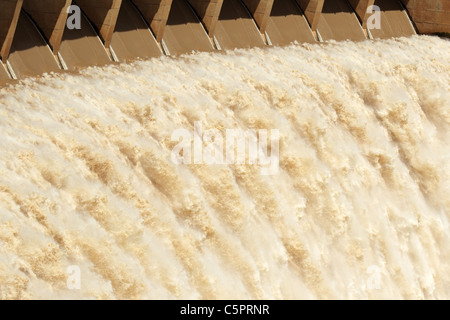 Starke fließendes Wasser aus der geöffneten Schleusen des einen großen Damm entlassen Stockfoto