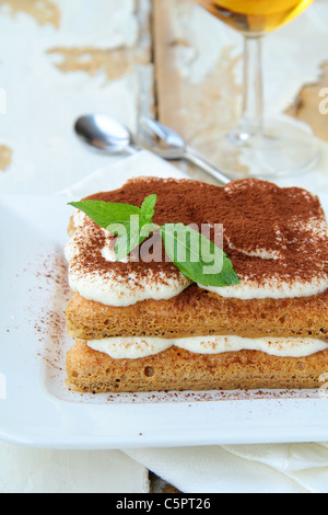 Traditionelle italienische Dessert Tiramisu auf weißen Teller Stockfoto