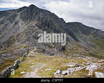 Bristly Ridge - ein Klasse 1-Gerangel von Bwlch Tryfan auf Glyder Fach in Y Glyderau Berge von Snowdonia, Nordwales Stockfoto