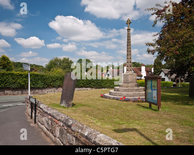 Kriegerdenkmal auf dem All Saints Churchyard, Trysull, zum Gedenken an lokalen gefallenen Soldaten aus beiden Weltkriegen Stockfoto