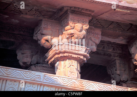 Skulpturen an der Wand des Hindu-Tempel, Khajuraho, Madhya Pradesh, Indien Stockfoto