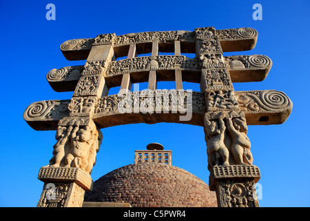 Buddhistische Denkmäler: Torana kleinen Stupa (1. Jahrhundert n. Chr.), UNESCO-Weltkulturerbe, Sanchi, Indien Stockfoto