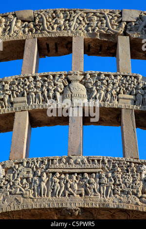 Buddhistische Denkmäler: Torana kleinen Stupa (1. Jahrhundert n. Chr.), UNESCO-Weltkulturerbe, Sanchi, Indien Stockfoto