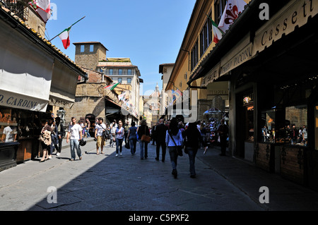 Touristen und potenzielle Käufer Spaziergang vorbei an der Schmuckgeschäfte auf beiden Seiten der alten Brücke Ponte Vecchio, Florenz Stockfoto