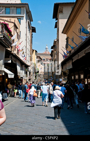 Touristen und potenzielle Käufer Spaziergang vorbei an der Schmuckgeschäfte auf beiden Seiten der alten Brücke Ponte Vecchio, Florenz Stockfoto