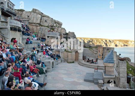 Theaterbesucher erwarten eine Vorstellung im Minack Theatre in der Nähe von Lands End, Conrwall. Stockfoto