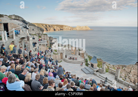 Theaterbesucher erwarten eine Vorstellung im Minack Theatre in der Nähe von Lands End, Conrwall. Stockfoto