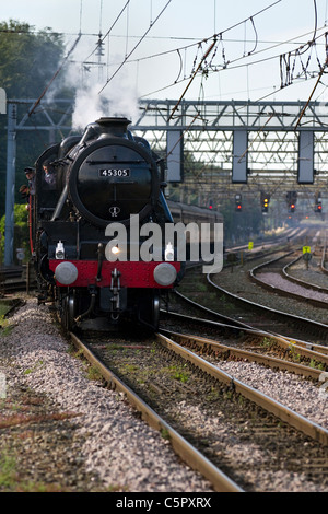 Das Vorderteil der 1930er Jahre LMS Klasse 5 (Schwarz 5) Stanier Black 5MT "dampflok Nr. 45305 erhaltenen British Steam Train Lokomotive nähern Preston-UK Stockfoto