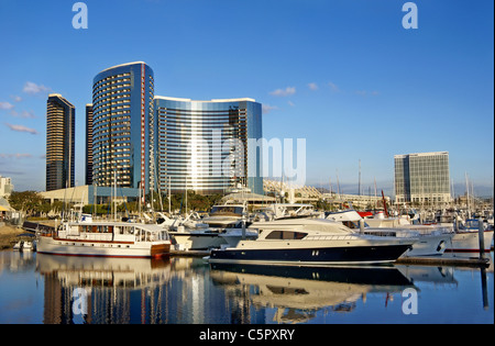 San Diego, CA, Kalifornien. Blick auf Luxusyachten und Ocean front Hotels vom Embarcadero Marina Park. Stockfoto