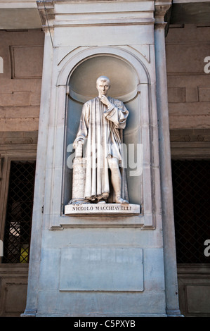 Eine Marmorstatue von Niccolo Macchiavelli von Lorenzo Bartolini (1846) in der Piazzale Degli Uffizi, Florenz. Stockfoto
