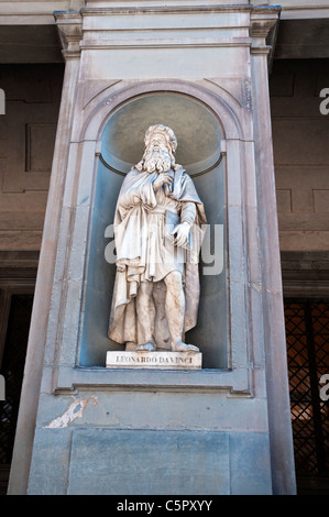 Eine Marmorstatue von Leonardo da Vinci der Piazzale Degli Uffizi, Florenz von Luigi Pampaloni (1842), gegründet. Stockfoto