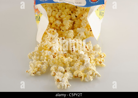 Haufen von frisch Essen aus der Mikrowelle Butter-Mikrowellen-Popcorn. Stockfoto