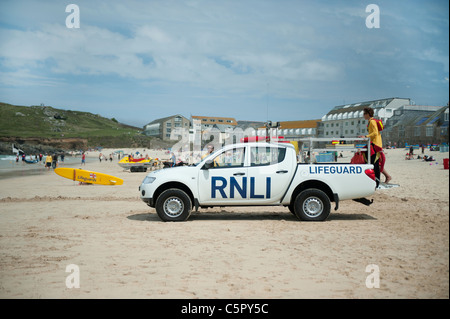 Ein Rettungsschwimmer RNLI Uhren von Menschen auf Porthmeor Beach, St. Ives, Cornwall. Stockfoto