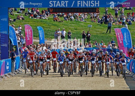 London bereitet Serie, Olympic test Event, meine Damen und Herren Mountainbike-Rennen. Hadleigh Country Park Essex England Stockfoto