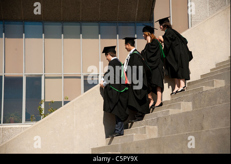 Vier Aberystwyth Universität Absolventen am Abschlusstag, UK Stockfoto