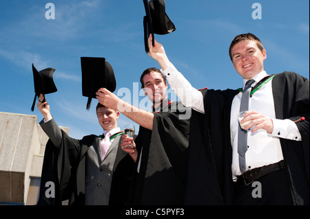 3 männliche Aberystwyth Universität Absolventen am Abschlusstag, UK Stockfoto