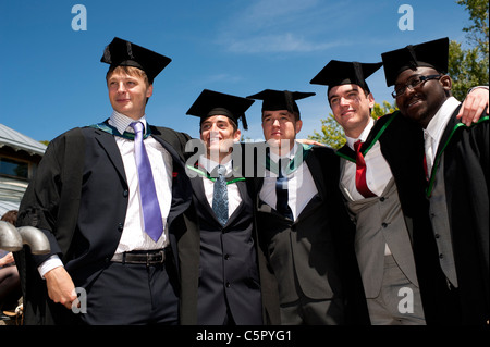 Fünf männliche Aberystwyth Universität Absolventen am Abschlusstag, UK Stockfoto