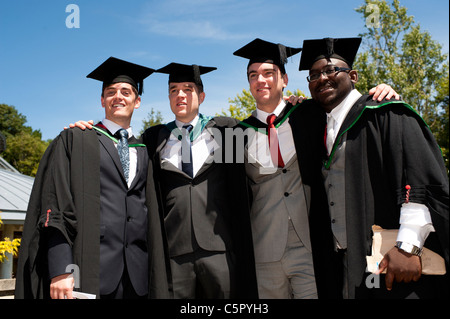 Vier männliche Aberystwyth Universität Absolventen am Abschlusstag, UK Stockfoto