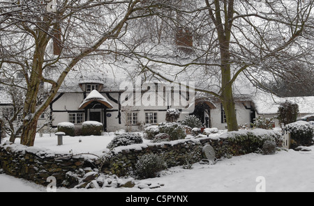 Schönen englischen Cottage nach starkem Schneefall genommen. Charnwood Forest, Leicestershire. Stockfoto