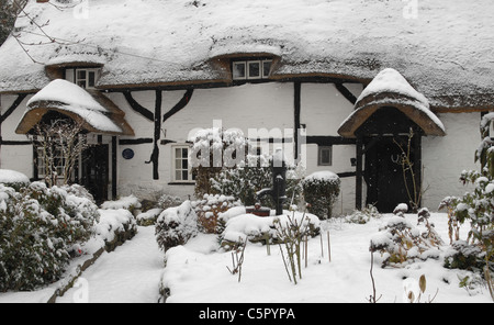 Schönen englischen Cottage nach starkem Schneefall genommen. Charnwood Forest, Leicestershire. Stockfoto