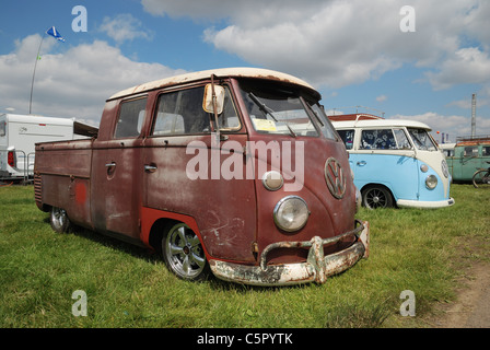 Einen geteilten Bildschirm VW Doppelkabine Pickup. Santa Pod, Northants, England. Stockfoto