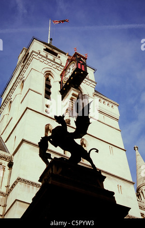 Der St. Georgs Dragon Statue Eingang in die City of London und der Royal Courts of Justice, London, England Stockfoto