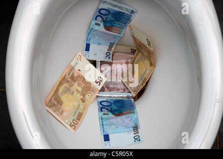 Euro in die Toilette spülen Stockfoto