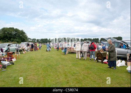 Shopper Flanieren ein Straßenmarkt in Christchuch, Dorset, an einem warmen Sommertag. Stockfoto