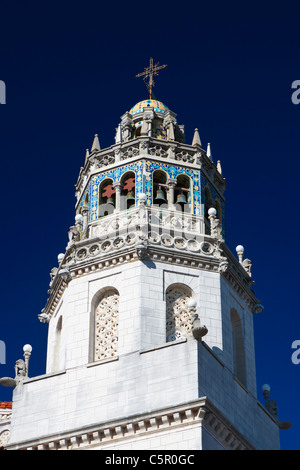Detail eines der zwei Glockentürme auf Casa Grande, Hearst Castle, San Simeon, Kalifornien, Vereinigte Staaten von Amerika Stockfoto