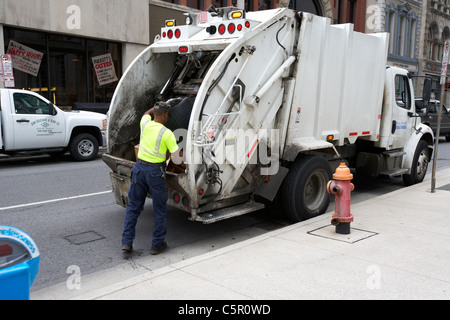 afrikanische amerikanische Stadt Arbeitnehmer Entleerung Müll in Müllwagen Nashville Tennessee USA Stockfoto