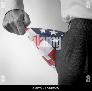 US-Geschäftsmann mit Tasche, stellte sich heraus, zeigt es ist leer. Amerikanische Wirtschaftskonzept mit Amerikas Flagge als eine Tasche. Stockfoto