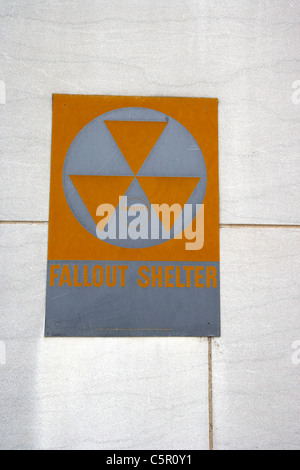 alten Kalten Krieges nuklearen Fallout Shelter Zeichen auf öffentlichen Gebäuden Nashville Tennessee USA Stockfoto