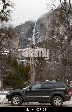 Schwarzen Jeep Grand Cherokee parkte vor Yosemite Falls im Winter, Yosemite-Nationalpark, Kalifornien, USA Stockfoto