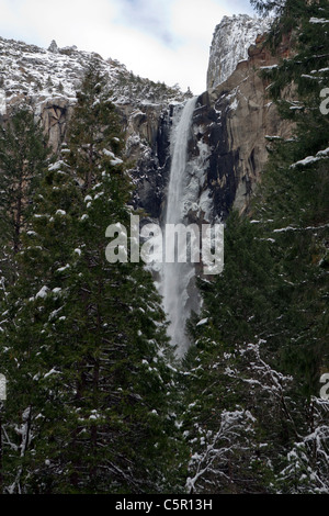 Bridalveil Falls im Winter mit Schnee und Eis, Yosemite-Nationalpark, Kalifornien, Vereinigte Staaten von Amerika Stockfoto