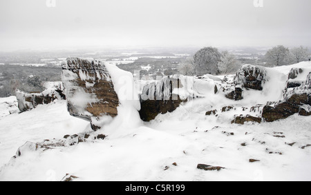 Antike, präkambrischen Felsen auf Beacon Hill, Charnwood Forest, nach starkem Schneefall. Stockfoto