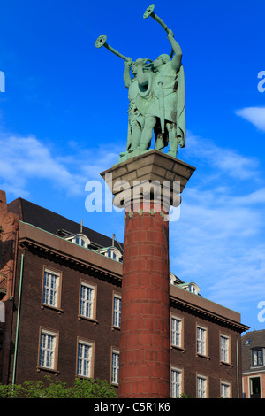 Das Lur-Gebläse-Denkmal am Rathausplatz, Kopenhagen, Dänemark Stockfoto