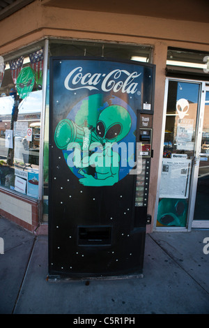 Alien Themen Coca-Cola-Automaten auf Bürgersteig, Roswell, New Mexico, Vereinigte Staaten von Amerika Stockfoto