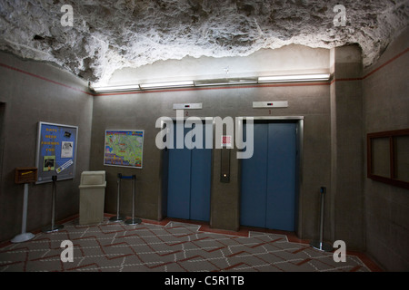 Aufzugsschacht trägt Besucher von der Oberfläche in den großen Raum, Carlsbad Caverns National Park, New Mexico, USA Stockfoto