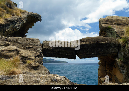 Steinbrücke in Ilhéu Vila Franca, eine Vulkankrater Lagune Insel vor der Küste bei Vila Franca do Campo, São Miguel Island Azoren Stockfoto