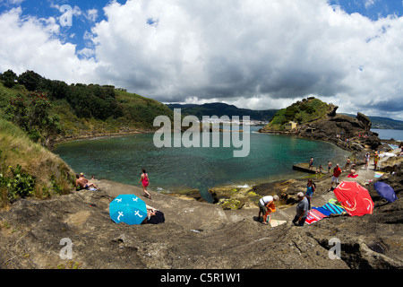 Ilhéu Vila Franca, eine Vulkankrater Lagune Insel vor der Küste bei Vila Franca do Campo, Insel São Miguel, Azoren. Stockfoto